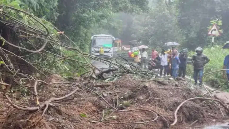 &nbsp; மண் சரிவு