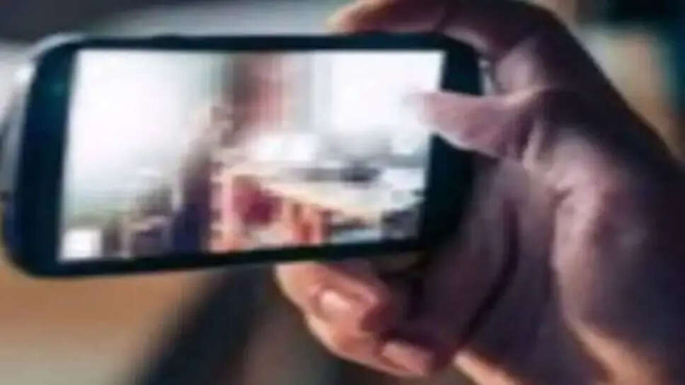 குளிப்பதை வீடியோ எடுத்தவர் கைது