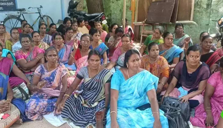 பள்ளி கல்வித்துறை பணியாளர்கள் ஆர்ப்பாட்டம்