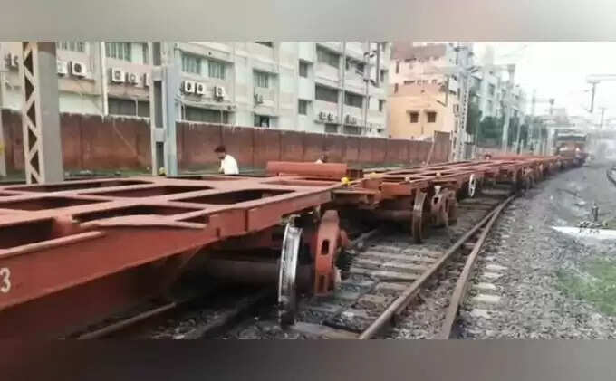 தடம் புரண்டு விபத்து