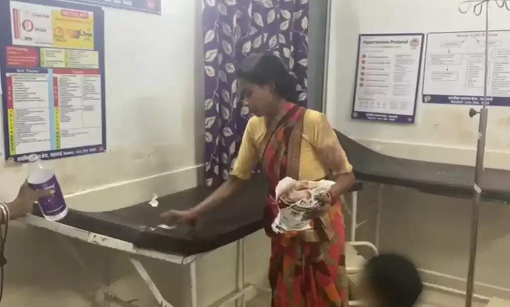 கர்ப்பிணி மனைவியை படுக்கையின் ரத்தக்கறைகளைச் சுத்தம்செய்ய சொல்லி கொடூரம்