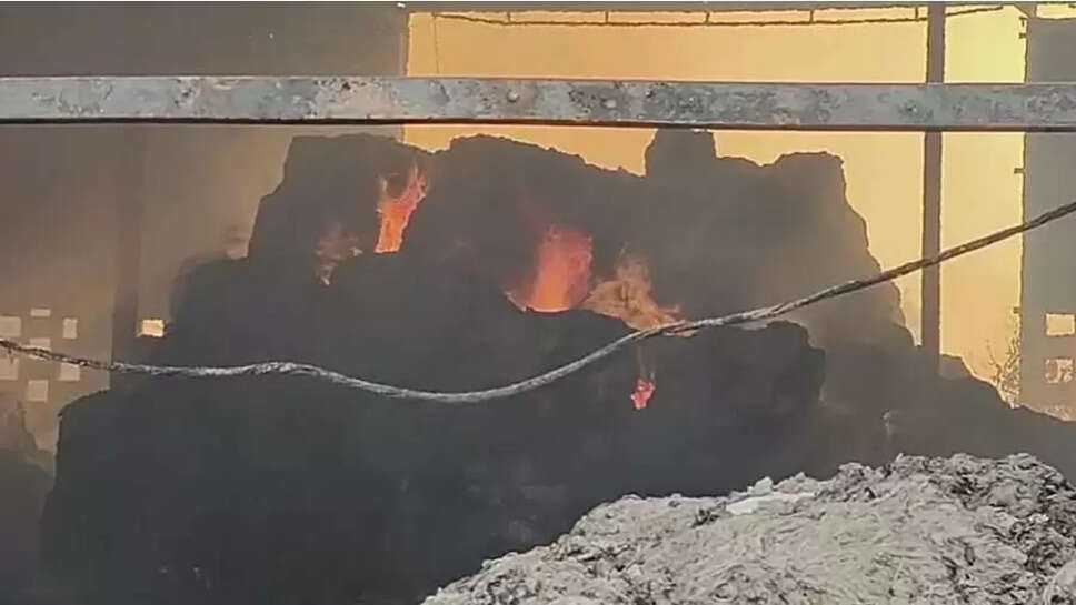 கழிவுப் பஞ்சு குடோனில் தீ விபத்து... ரூ70 லட்சம் மதிப்பிலான பொருட்கள் தீயில் கருகி நாசம்!&nbsp;