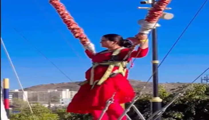 கயிற்றில் வானத்தில் சுற்றி சுற்றி பறக்கும் இளம்பெண்