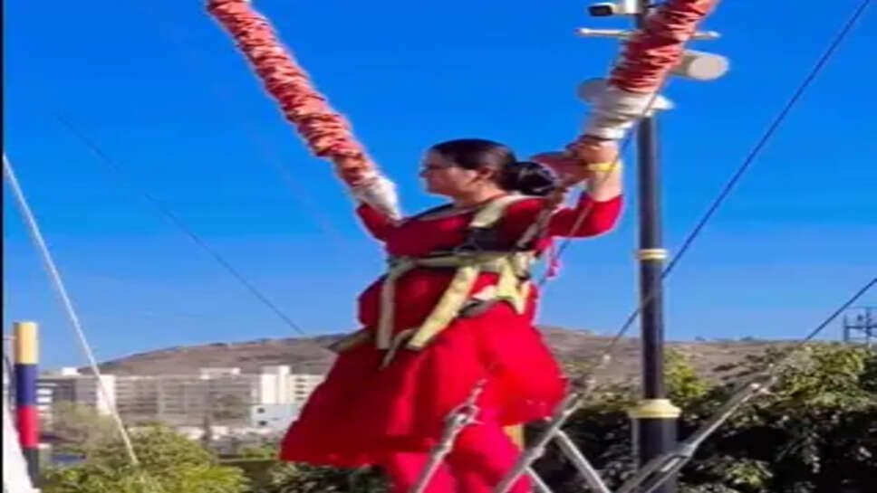 கயிற்றில் வானத்தில் சுற்றி சுற்றி பறக்கும் இளம்பெண்