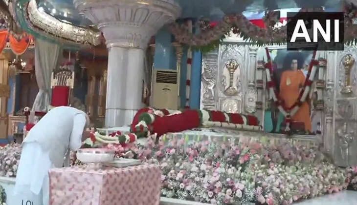 புட்டபர்த்தியில் சத்ய சாய்பாபா  மோடி