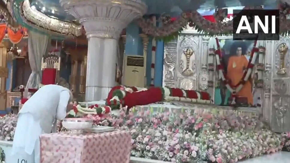 புட்டபர்த்தியில் சத்ய சாய்பாபா  மோடி