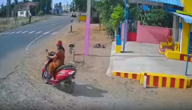 டூவீலர் விபத்து சிசிடிவி பெண் ஸ்கூட்டர் சாலை 
