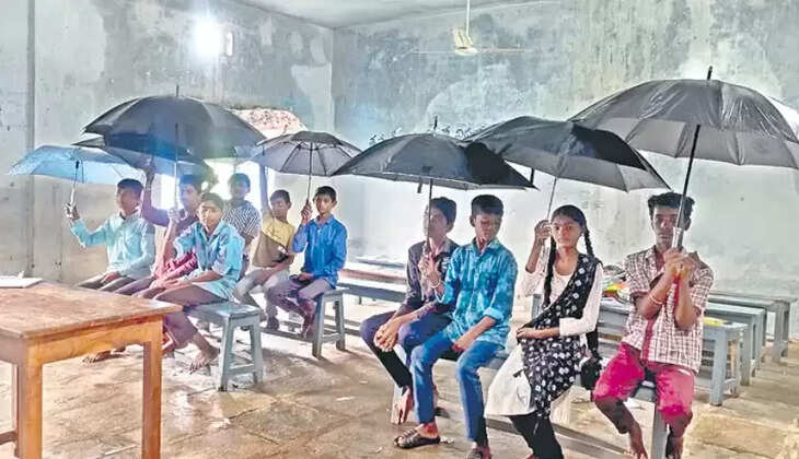 குடையுடன் மாணவர்கள்