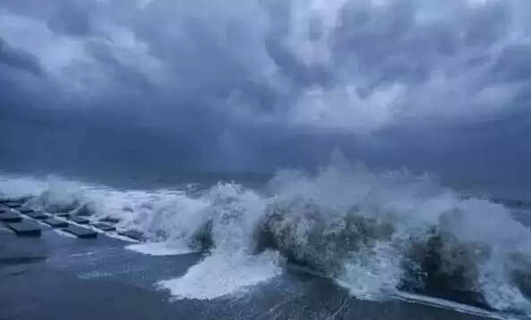 புயல் கடல் கொந்தளிப்பு