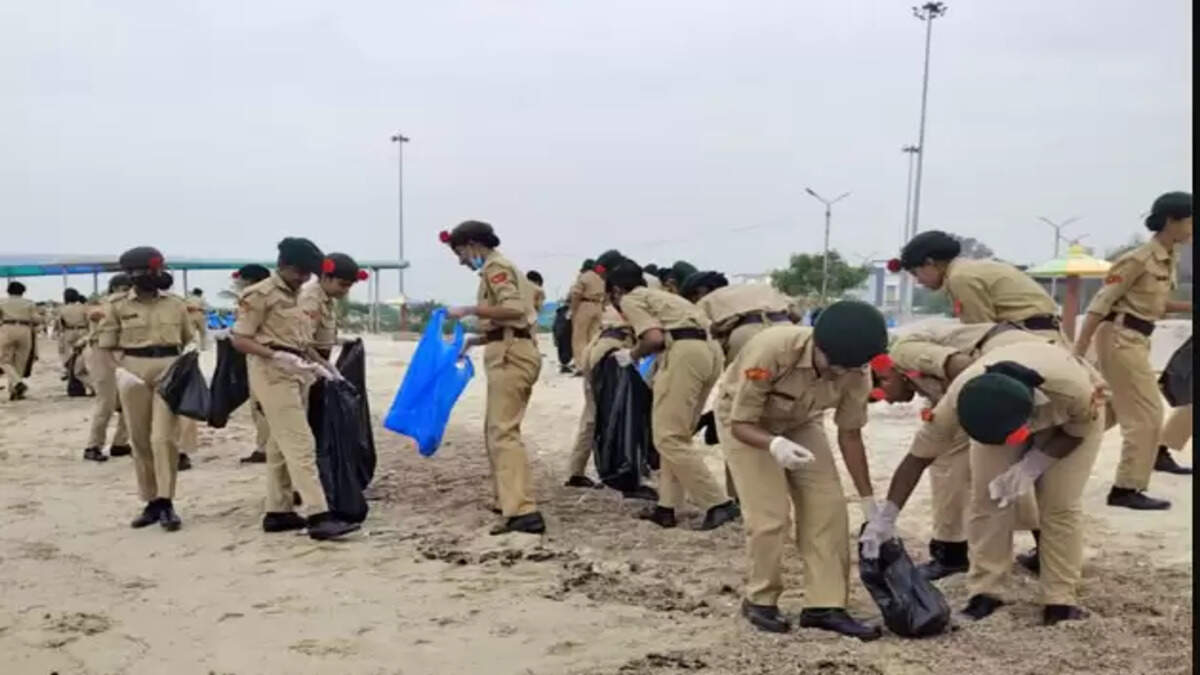 என்சிசி மாணவிகள் கடற்கரை