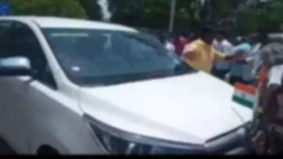 அமைச்சர் கார் மோதி முதியவர் படுகாயம்! &nbsp;