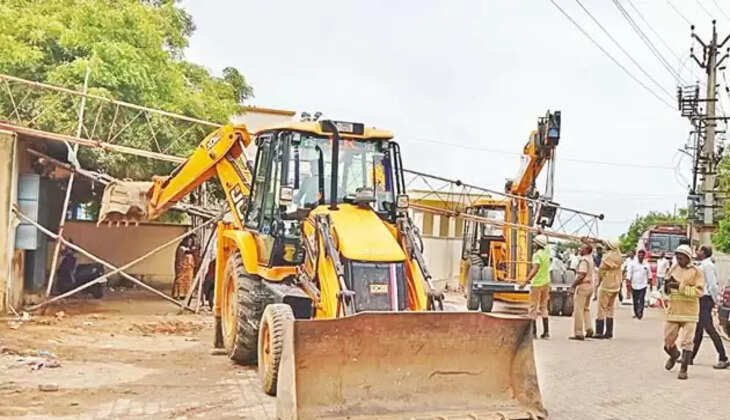 சூறாவளி காற்று... இண்டர்நெட் கோபுரம் உடைந்து விழுந்ததால் பரபரப்பு!