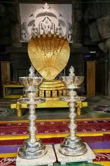 திருப்பதி ஏழுமலையானுக்கு 100 கிலோ எடையில் வெள்ளி குத்துவிளக்கு... மைசூரு அரச குடும்பத்தினர் காணிக்கை!