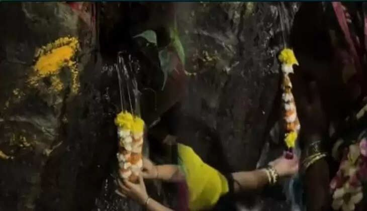 திடீர் ட்விஸ்ட்... மரத்திலிருந்து கசிந்த நீர்&hellip; மஞ்சள் குங்குமம் வைத்து கடவுளாக வழிபட்ட கிராம மக்கள்! &nbsp;