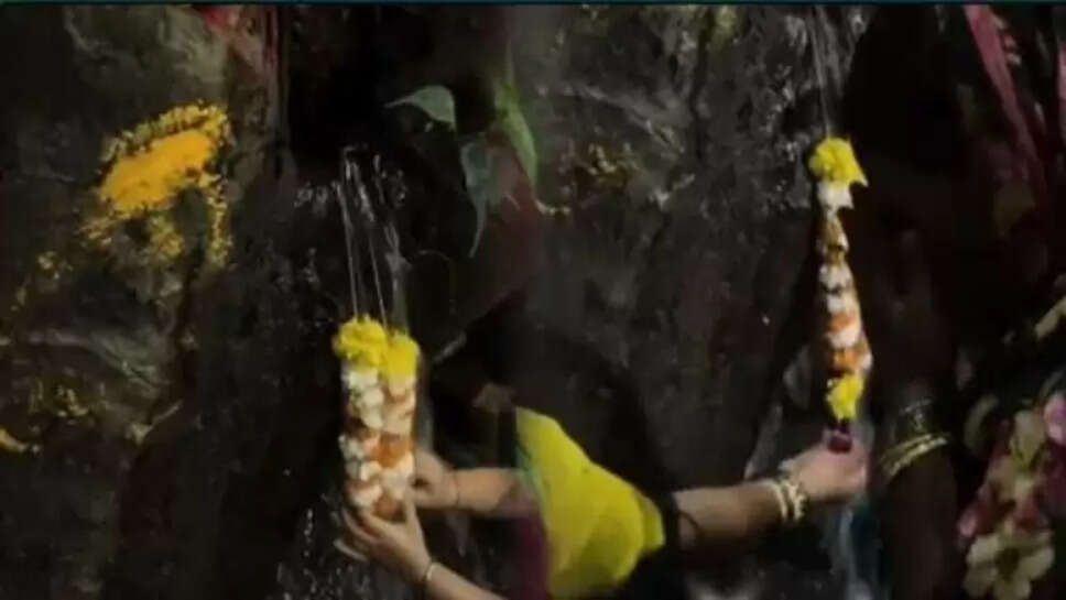 திடீர் ட்விஸ்ட்... மரத்திலிருந்து கசிந்த நீர்&hellip; மஞ்சள் குங்குமம் வைத்து கடவுளாக வழிபட்ட கிராம மக்கள்! &nbsp;