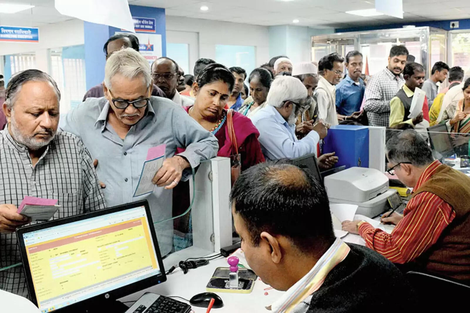 முதியோர்  பென்ஷன் மூத்த குடிமக்கள் வயதானோர் வங்கி அலுவலகம்