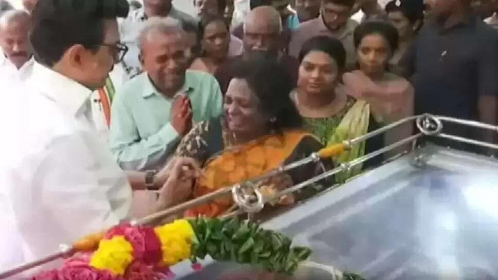 குமரி அனந்தன் உடலுக்கு முதல்வர் நேரில் அஞ்சலி...ஸ்டாலின் கையை பிடித்து கதறி அழுத தமிழிசை சௌந்திரராஜன் !&nbsp;