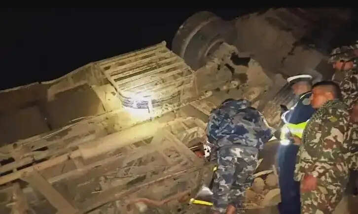 பேருந்து கவிழ்ந்து