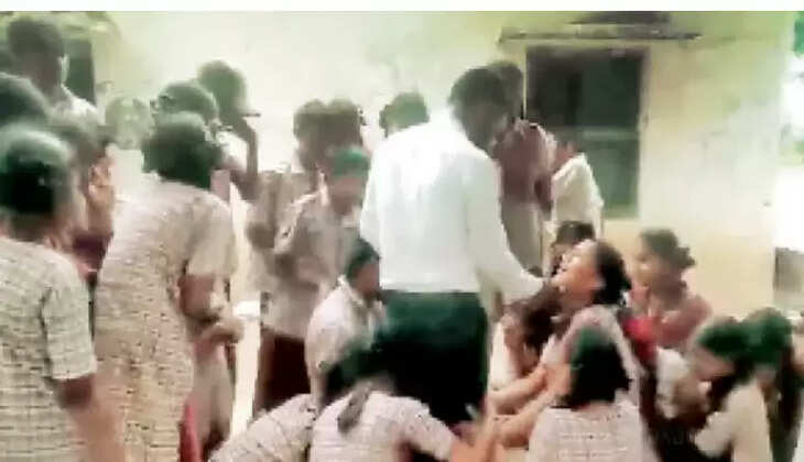 ஆசிரியர் மாணவிகள்