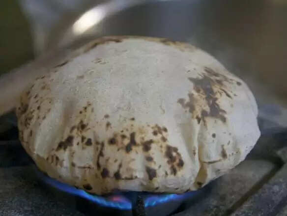 காதலுக்கு எதிர்ப்பு... சப்பாத்தியில் விஷம் வைத்து  பெற்றோர் உட்பட குடும்பத்தினர் 13 பேரைக் கொன்ற இளம்பெண்!