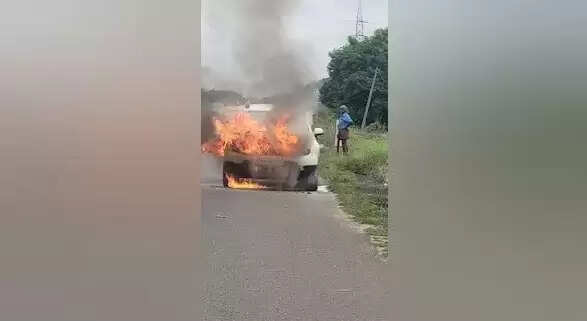 அருப்புக்கோட்டையில் நடுரோட்டில் திடீரென தீப்பிடித்து எரிந்த கார்!