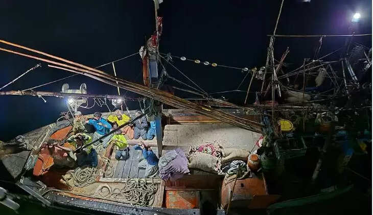 பாகிஸ்தான் மீனவர்கள் கைது