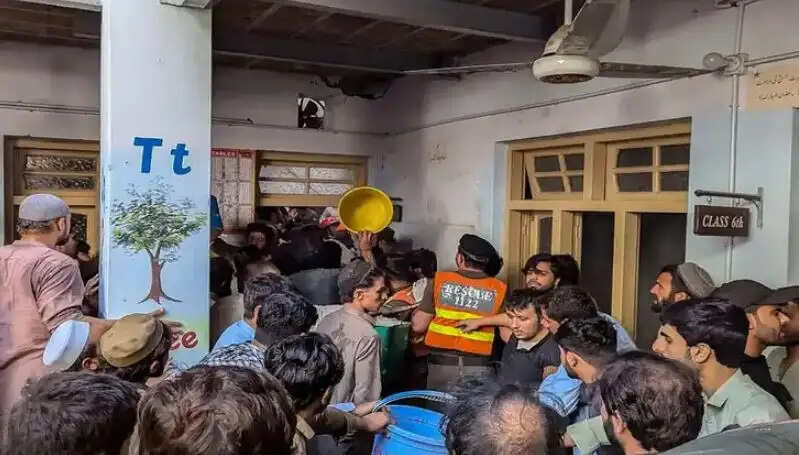 பாகிஸ்தான் பள்ளி மேற்கூரை