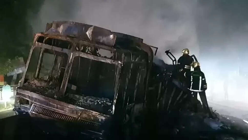 தீப்பிடித்து எரிந்த லாரி