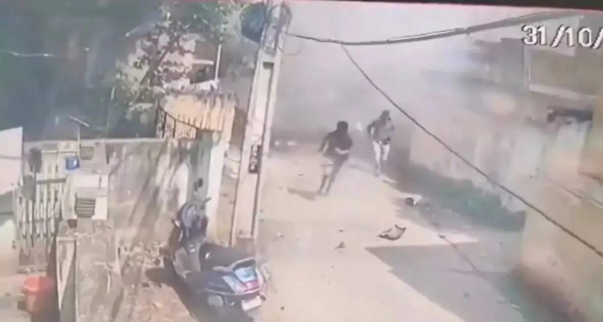 டூவீலரில் பட்டாசு வெடிவிபத்து