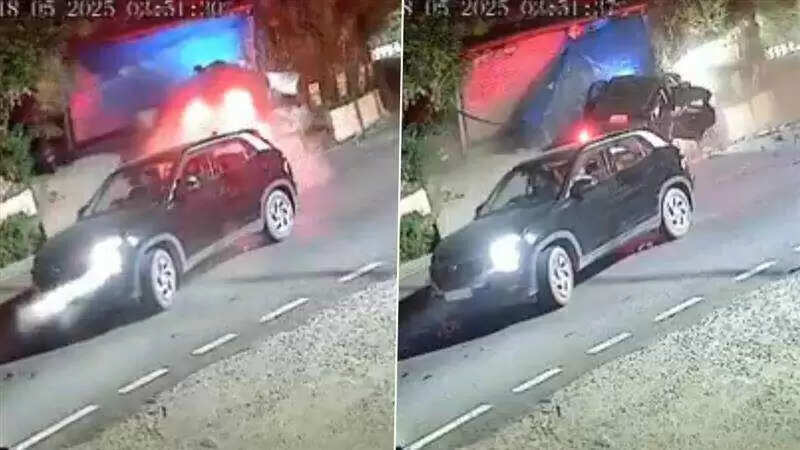 வைரலாகும் அதிர்ச்சி வீடியோ... இரு கார்கள் நேருக்கு நேர் மோதி கடைக்குள் புகுந்ததால் பரபரப்பு!