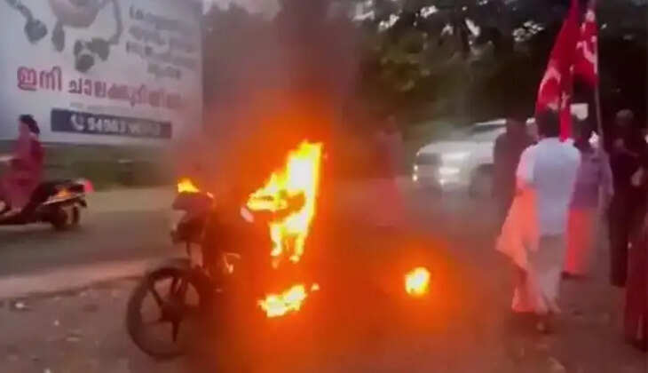 கேரளா போராட்டம் பைக் தீயிட்டு எரிப்பு
