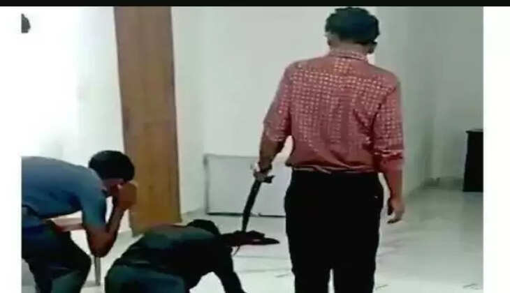 ஊழியர்களை நாயை போல் ஊர்ந்து சென்று குரைத்து, தண்ணீர் குடிக்க வைத்து கொடுமை