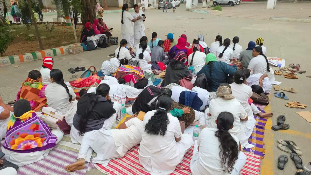 நர்ஸ் செவிலியர்கள் போராட்டம்