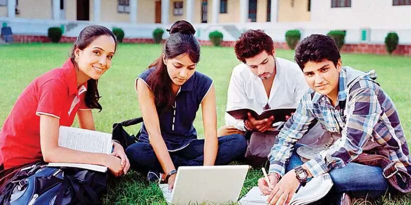 கல்லூரி மாணவிகள்