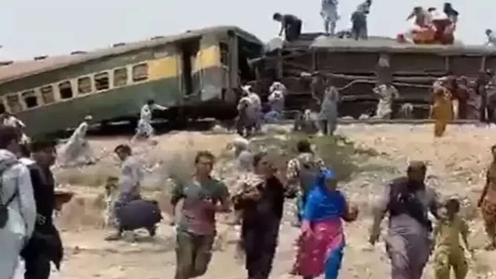 தடம் புரண்ட ரயில் பெட்டிகள் 