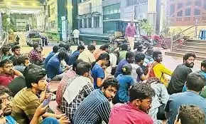 ராஜீவ்காந்தி மருத்துவமனை பயிற்சி மருத்துவர்கள் போராட்டம்