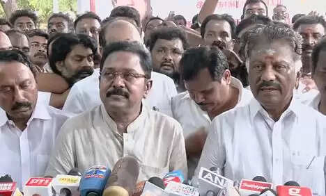 சசிகலா ஓபிஎஸ்