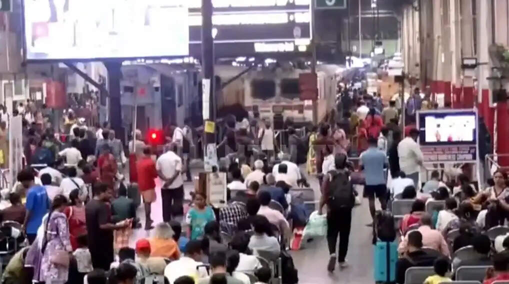 ரயில் கூட்ட நெரிசல் சொந்த ஊர்களுக்கு விடுமுறை தொடர் லீவு