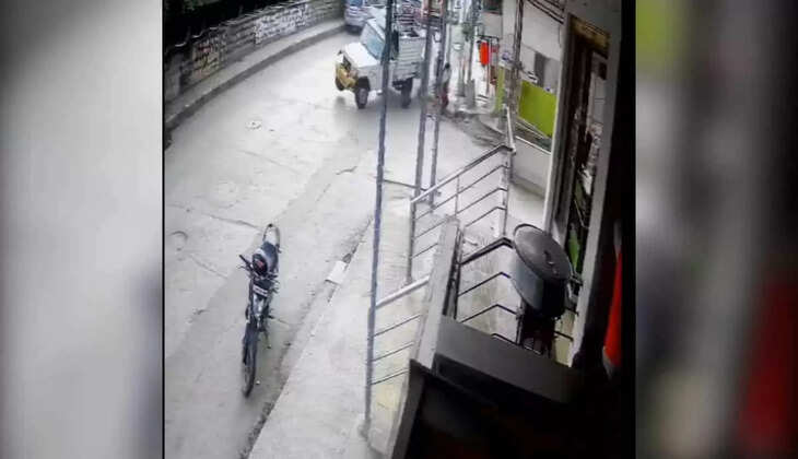 பகீர் சிசிடிவி காட்சிகள்...சாலையில் நடந்து சென்ற இளம்பெண் மீது மோத வந்த மினி வேன்&hellip; நூலிழையில் உயிர் தப்பிய அதிசயம்&hellip;!!