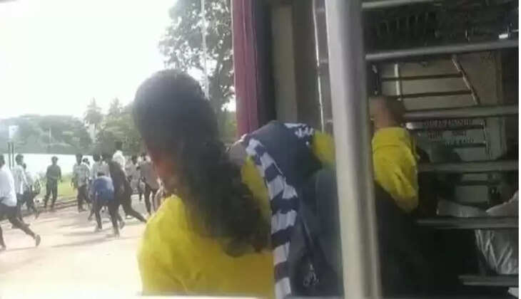 ரயிலில் கல்வீச்சு