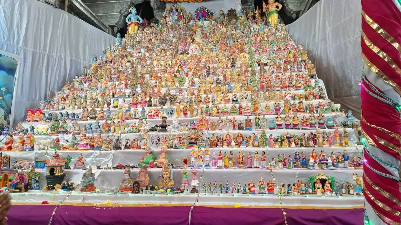 சிதம்பரம் நடராஜர் கோயிலில் பிரம்மாண்ட கொலு