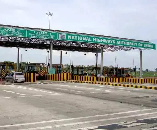 உத்தரவு வரல... சுங்கக்கட்டணம் வசூல நிறுத்தமுடியாது...  லாரி உரிமையாளர்கள் போராட்டம்!  