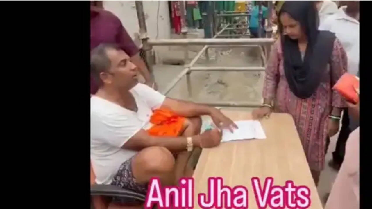 பனியன், ட்ரவுசருடன் பெண்களிடம் மனுக்களை வாங்கிய எம்.எல்.ஏ... சர்ச்சை வீடியோ!