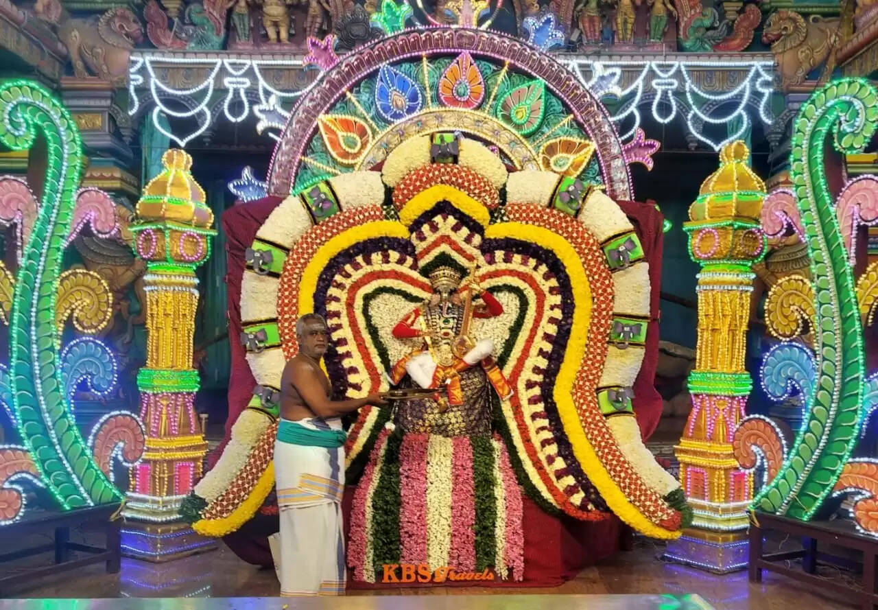 தங்க கவசத்தில் மணக்குள விநாயகர்... ஆயிரக்கணக்கில் குவிந்த பக்தர்கள்!