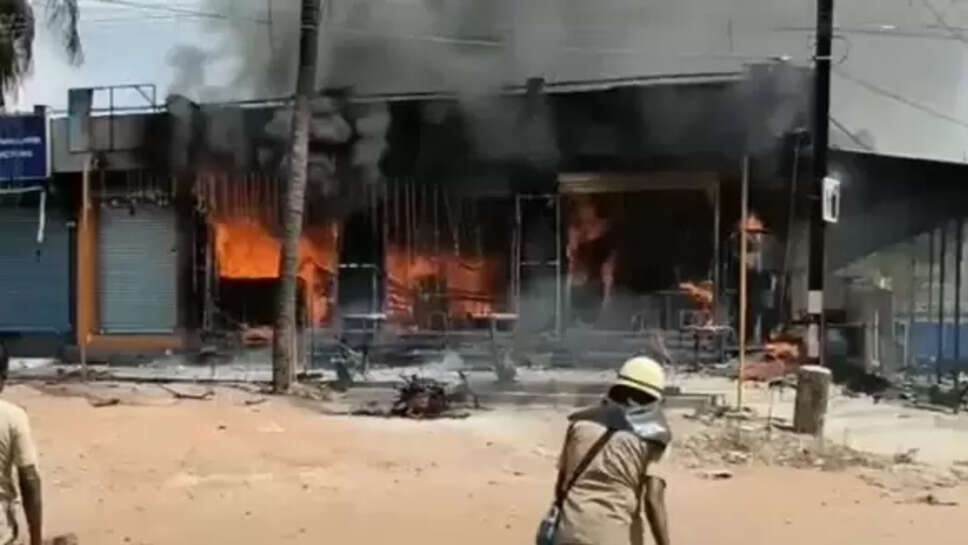 வெடித்து சிதறிய சிலிண்டர்