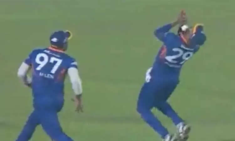 இலங்கை வீர்ர் சமிக கருணாரத்ன