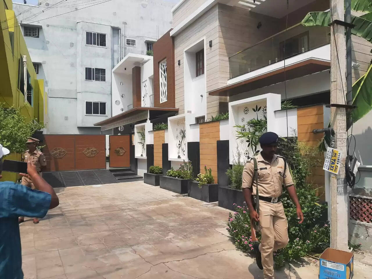 ரெய்டு வருமானவரித்துறை போலீசார்