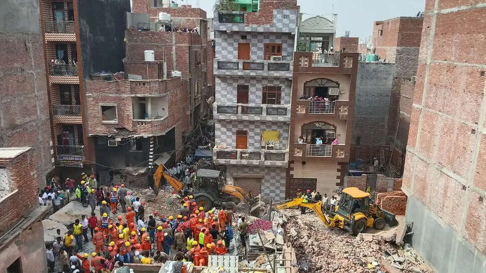 சோகம்... டெல்லியில் 4 மாடி கட்டிடம் இடிந்து விழுந்து 4 பேர் உயிரிழப்பு!