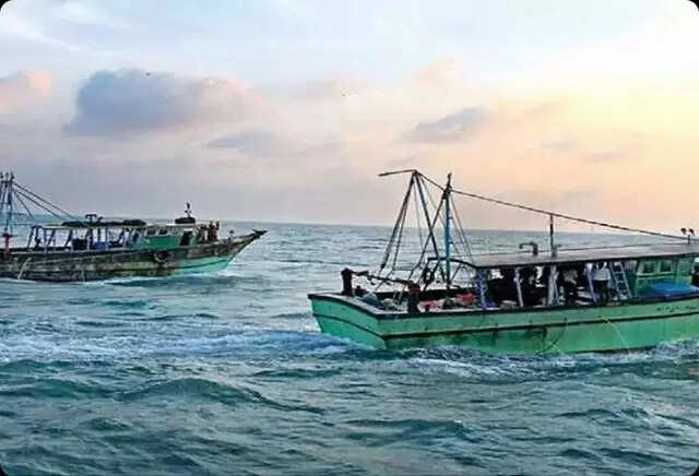 கடலில் மீன்பிடித்து கொண்டிருந்த போது படகு கவிழ்ந்து விபத்து: 19 மீனவர்கள் மீட்பு!!