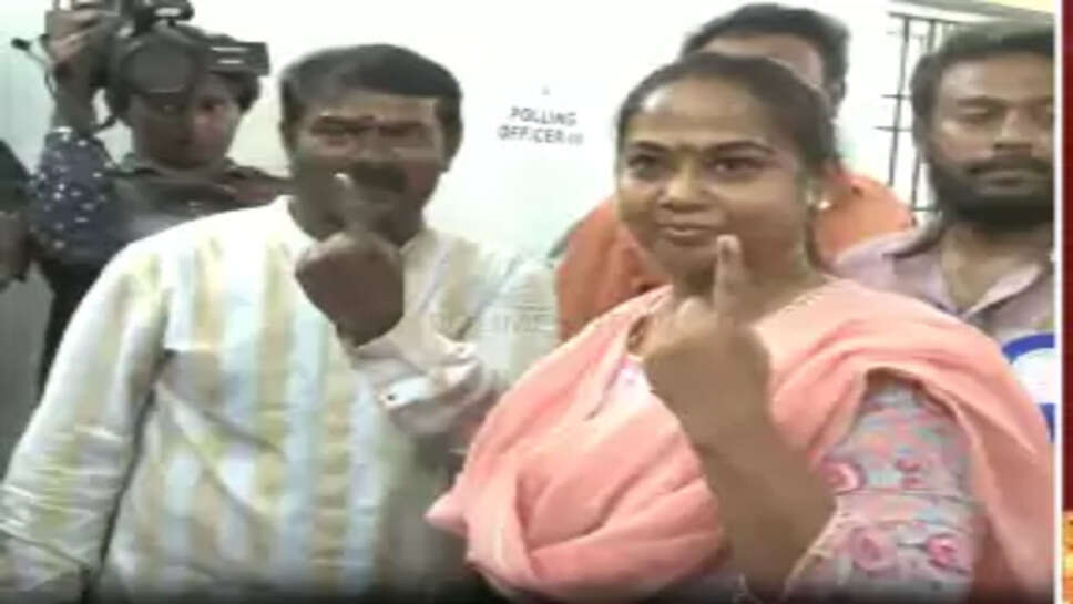 சீமான் மனைவியுடன்